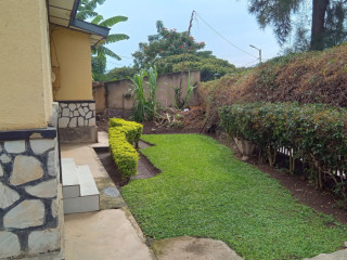 Kigali Land with an old house for sale in Remera Rukiri