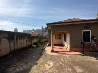 Plot with house for sale in Remera