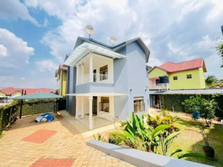 Gacuriro unfurnished house for rent