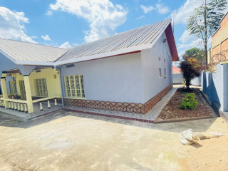 Kimironko near market 4bedrooms house + 3boutiques for sale at 160M