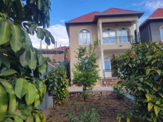 Kibagabaga 4bedrooms G + 1 house for sale at 240M on tarmac road