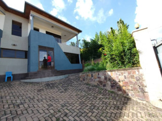 Un furnished house for rent in gacuriro