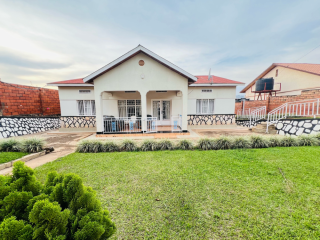 Kimironko house for sale with big plot at 170M in good location
