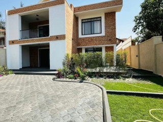 House for rent in Kigali gacuriro in VP neighborhood on tarmac road