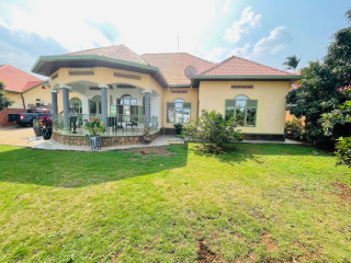 Big and nice house for rent at Kibagabaga on tarmac road,5beds&3baths at 2 Millions