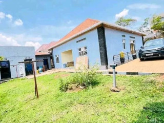 Kibagabaga house for sale on on paved road in good neighborhood Living & dinning area 4bedrooms ,3bathrooms square meters