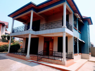 Un furnished house for rent in gacuriro