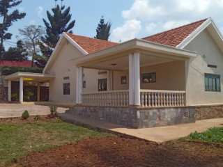 Remera near RDB villa house for sale with 1509sqm on tarmac road at 250M(172 000Usd)