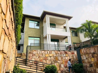 Gacuriro 3bedrooms new unfurnished house for rent at 1M(688usd) on paved road