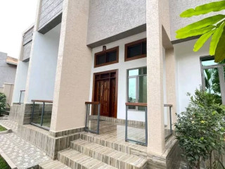 Gacuriro furnished house for rent 4 bedrooms 4 bathrooms 1200$ Equivalent in francs 4 bedrooms 4 bathrooms