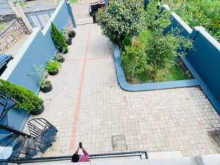 Apartment tugurisha ahantu heza mumiturire Kandi k'umuhanda.