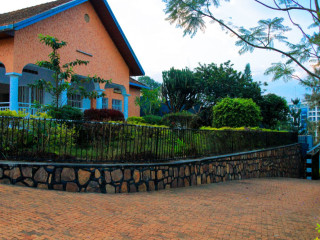 EP 070 kiyovu Kiyovu very nice unfurnished house for rent with swimming pool in Kigali rwanda.