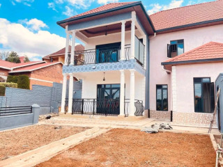 Kimironko unfurnished 4bedrooms house for rent at 1M in good location