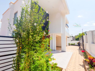 Kigali Cozy Fully Furnished Modern House for Rent in Kibagabaga Price: 4,300,000 RWF Bedrooms:6 Bathrooms:5 Furnished: Yes Parking Garde