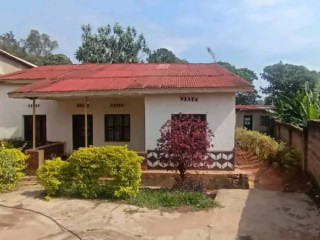 Old house for sale in kiyovu near great hotel