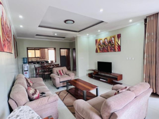 NYARUTARAMA 2bedrooms/700USD furnished apartment very good location (PRIVATE GARDEN)