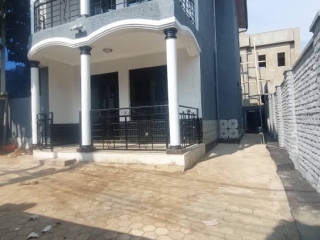 Big unfurnished house for rent in Kibagabaga on tarmac road, 4beds at 800k
