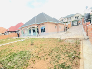 Kibagabaga 5bedrooms unfurnished house for rent at 1000usd on tarmac road