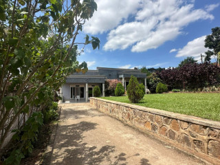 Plot with house for sale in Remera