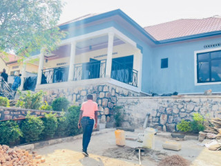 KIBAGABAGA 3 bedrooms/900K very nice unfurnished house for rent