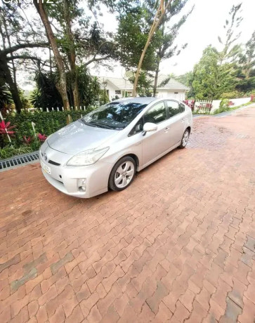 toyota-prius-automatic-hybrid-idahinduye-igurishwa-big-3
