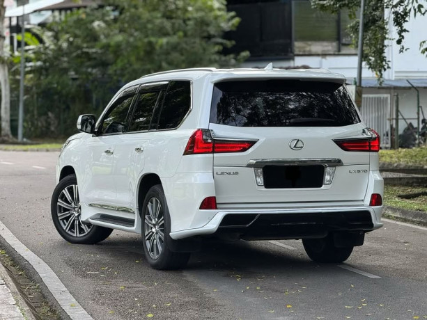 2021-lexus-lx570-v8-big-8