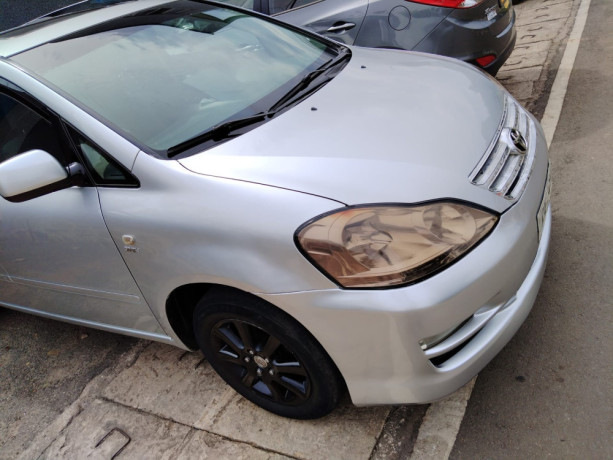 toyota-avensis-verso-iragurishwa-big-0