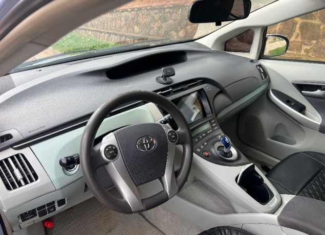 toyota-prius-big-0