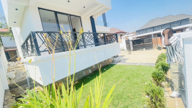kibagabaga-5bedrooms-new-villa-for-sale-at-315m-on-tarmac-road-big-1