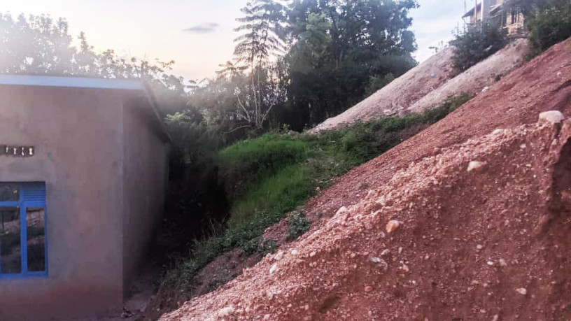 bere-61-iy-bishenyi-bishenyi-nice-plot-for-sale-near-rwanda-charity-eye-hospital-including-small-house-big-1