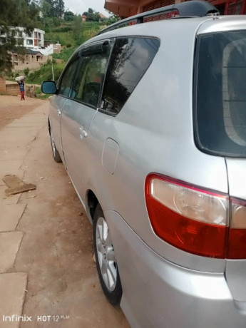 toyota-avensis-big-1