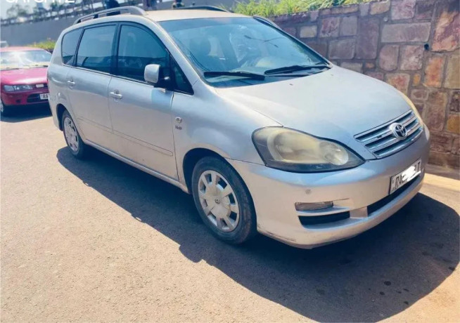 toyota-avensis-big-1