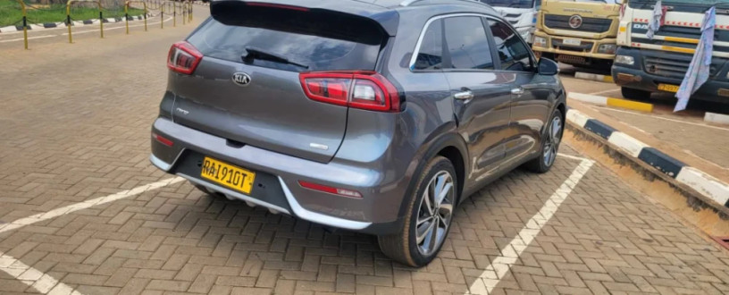 kia-niro-hybrid-big-3