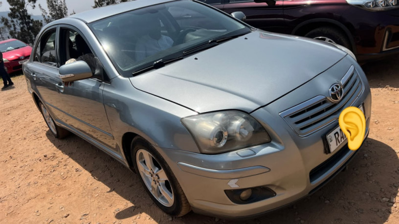 toyota-avensis-big-0