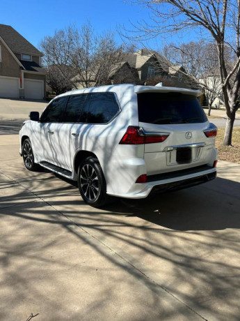 neatly-used-2021-lexus-lx-570-three-row-big-1