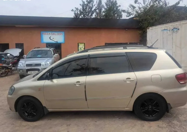 toyota-avensis-big-1