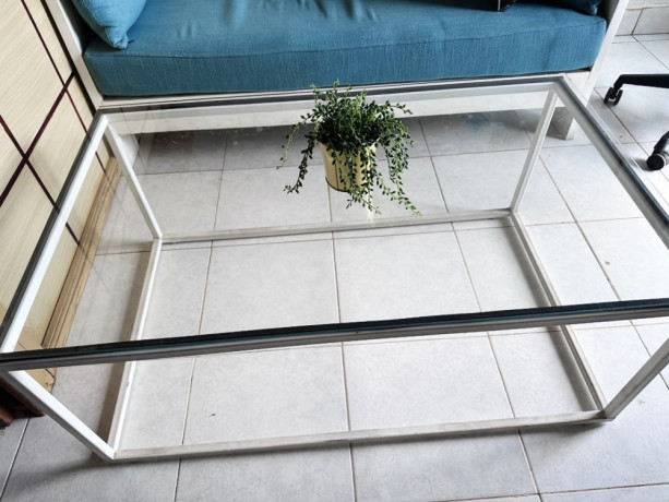 reception-bench-and-its-clear-glass-table-big-1