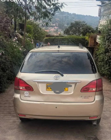 toyota-avensis-big-0