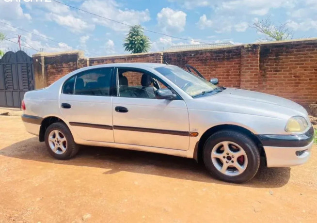 toyota-avensis-big-3