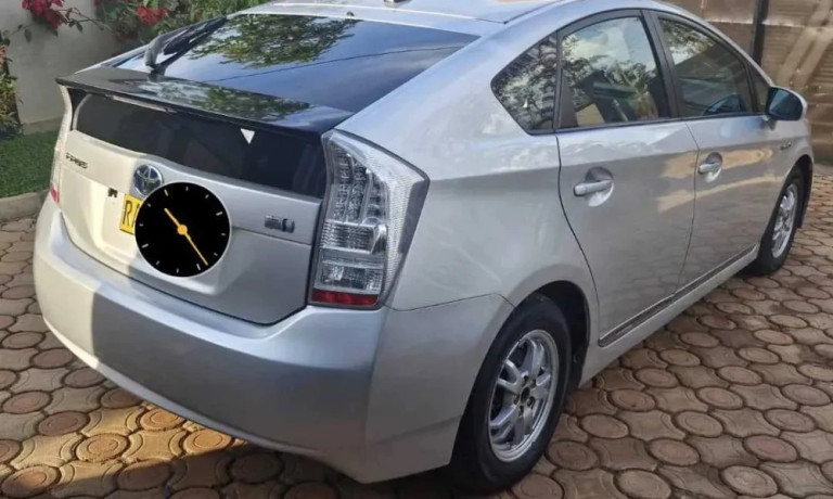 toyota-prius-big-0