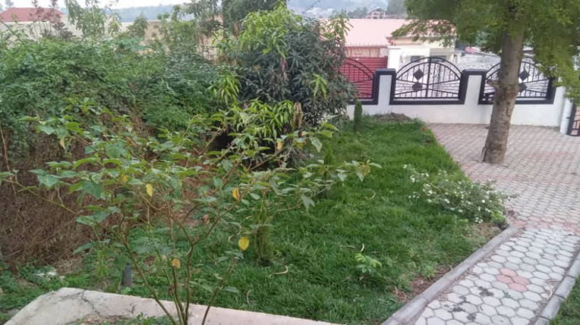 kigali-land-with-an-old-house-for-sale-in-nyamirambo-big-3