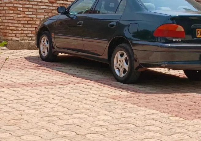 toyota-avensis-big-0