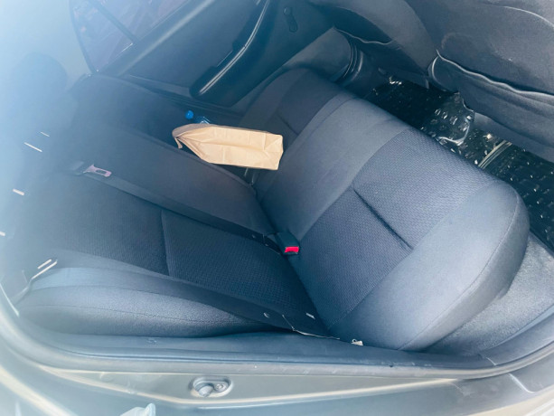 toyota-corolla-hatchback-2005-big-10