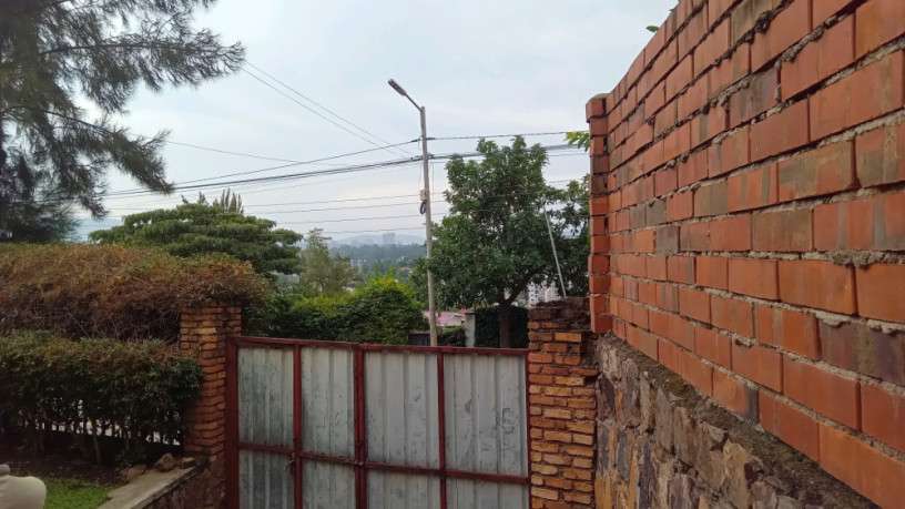 kigali-land-with-an-old-house-for-sale-in-remera-rukiri-big-1