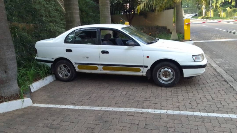 toyota-carina-for-selling-big-1