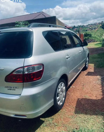 toyota-avensis-big-0