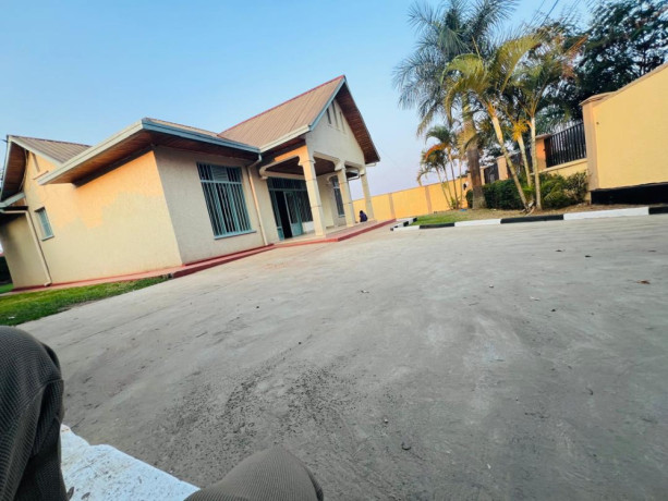 gacuriro-unfurnished-house-for-rent-in-kigali-big-2