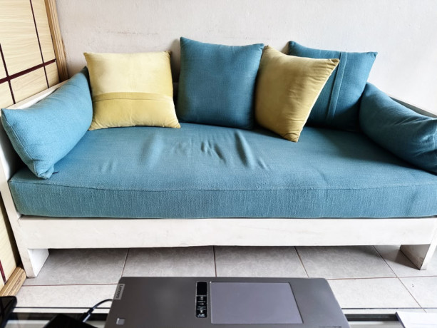 reception-bench-and-its-clear-glass-table-big-0