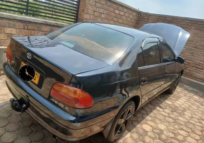 toyota-avensis-big-0