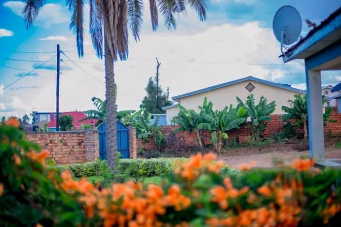 ndagurisha-ikibanza-kirimo-inzu-kabeza-ubuso-2400sqm-big-3